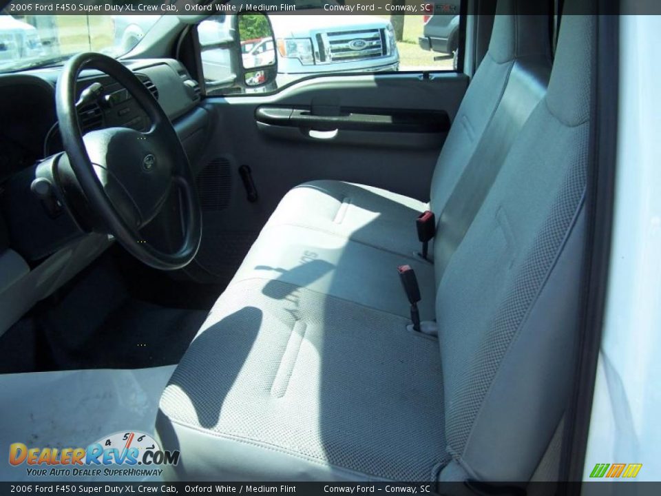 2006 Ford F450 Super Duty XL Crew Cab Oxford White / Medium Flint Photo #18