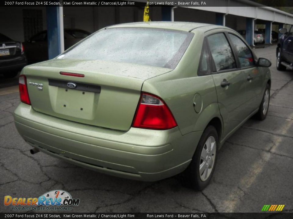 2007 Ford Focus ZX4 SE Sedan Kiwi Green Metallic / Charcoal/Light Flint Photo #2