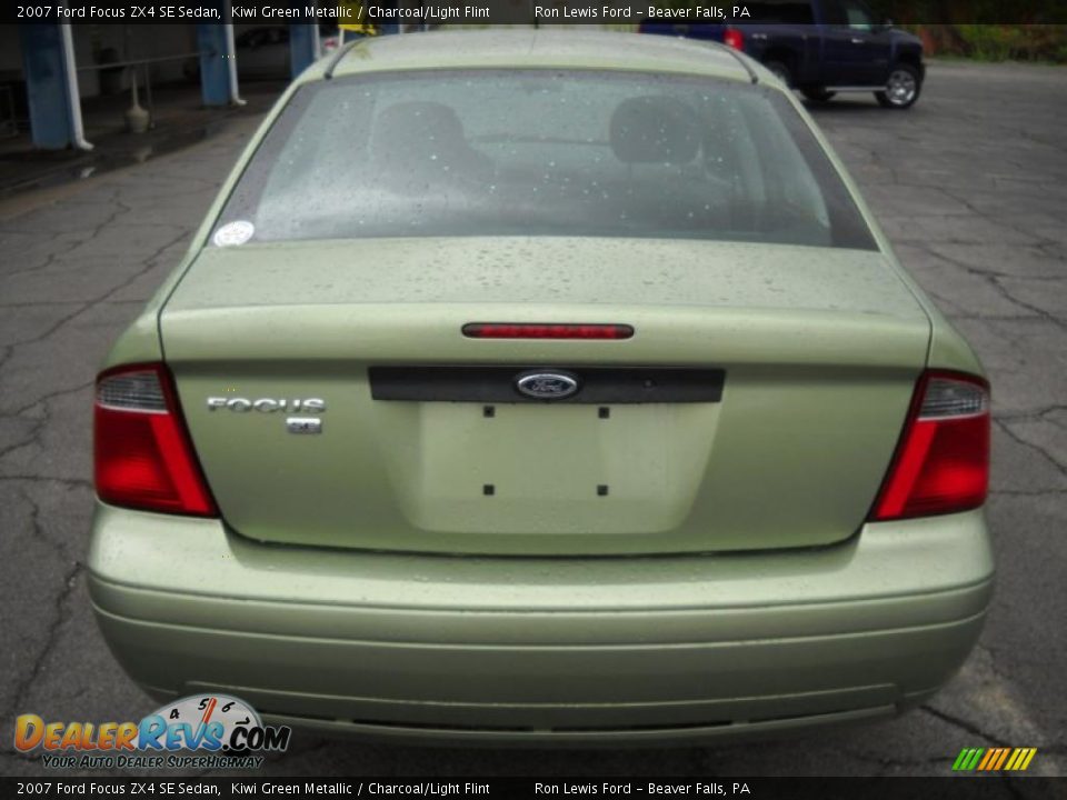 2007 Ford Focus ZX4 SE Sedan Kiwi Green Metallic / Charcoal/Light Flint Photo #3