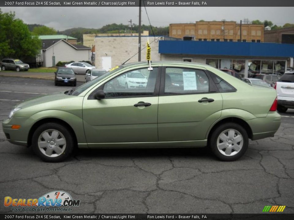 2007 Ford Focus ZX4 SE Sedan Kiwi Green Metallic / Charcoal/Light Flint Photo #5