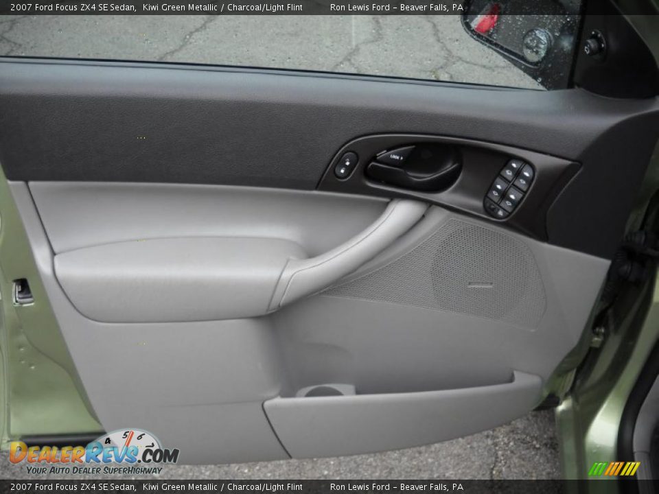 2007 Ford Focus ZX4 SE Sedan Kiwi Green Metallic / Charcoal/Light Flint Photo #6