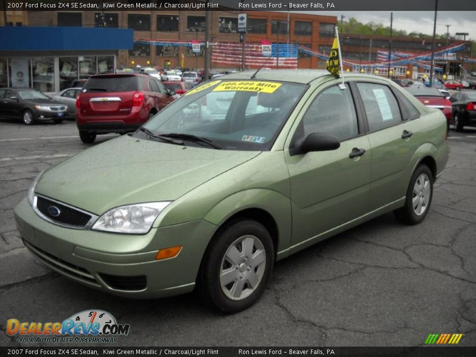 2007 Ford Focus ZX4 SE Sedan Kiwi Green Metallic / Charcoal/Light Flint Photo #18