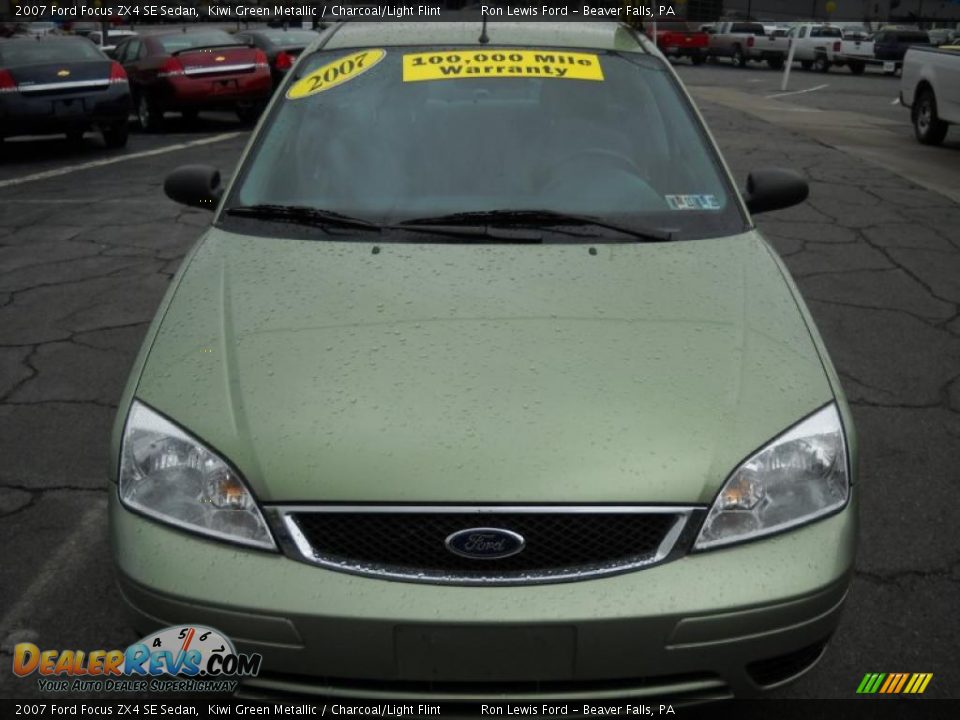 2007 Ford Focus ZX4 SE Sedan Kiwi Green Metallic / Charcoal/Light Flint Photo #19