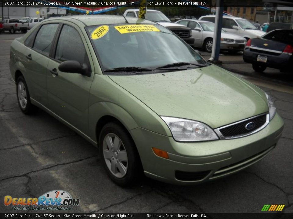 2007 Ford Focus ZX4 SE Sedan Kiwi Green Metallic / Charcoal/Light Flint Photo #20