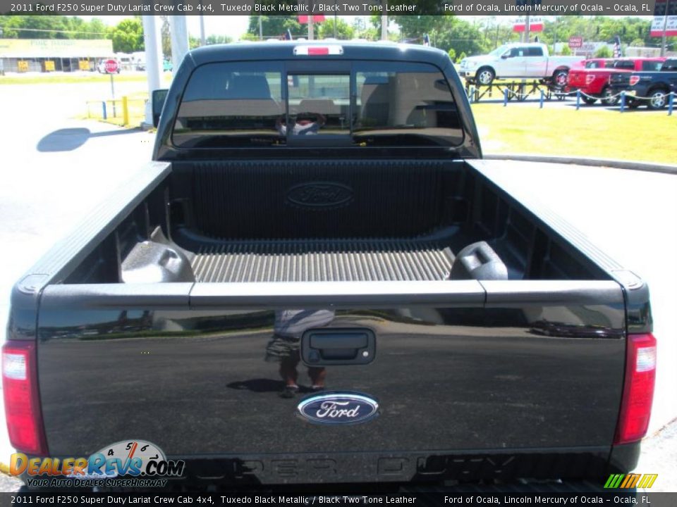 2011 Ford F250 Super Duty Lariat Crew Cab 4x4 Tuxedo Black Metallic / Black Two Tone Leather Photo #12