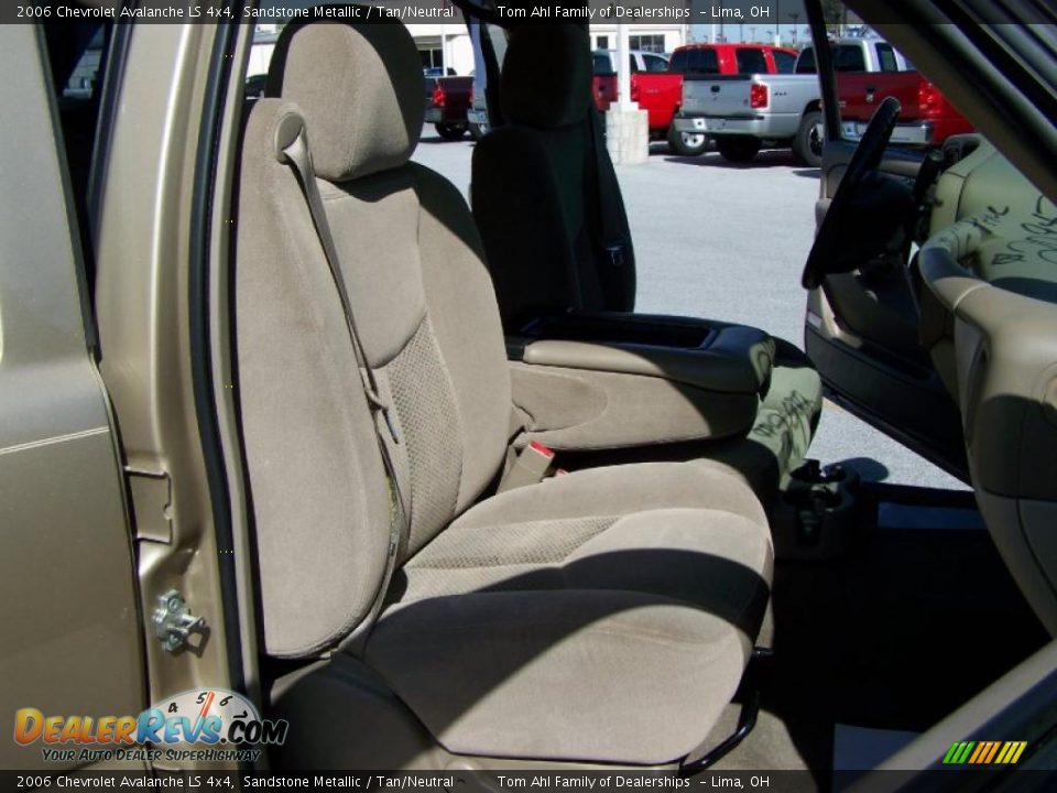 2006 Chevrolet Avalanche LS 4x4 Sandstone Metallic / Tan/Neutral Photo #15