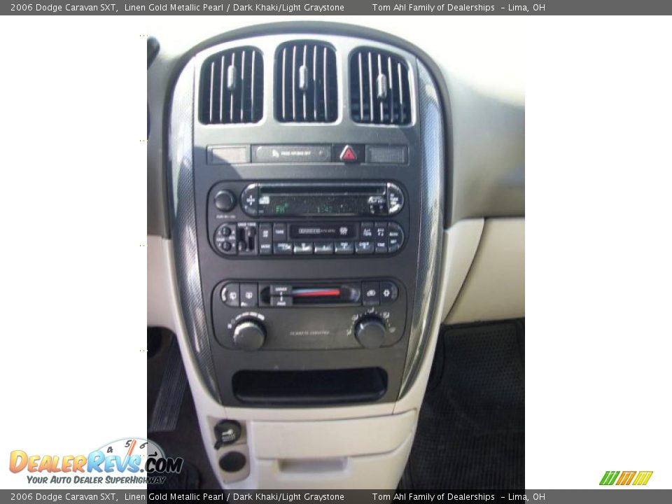 2006 Dodge Caravan SXT Linen Gold Metallic Pearl / Dark Khaki/Light Graystone Photo #4
