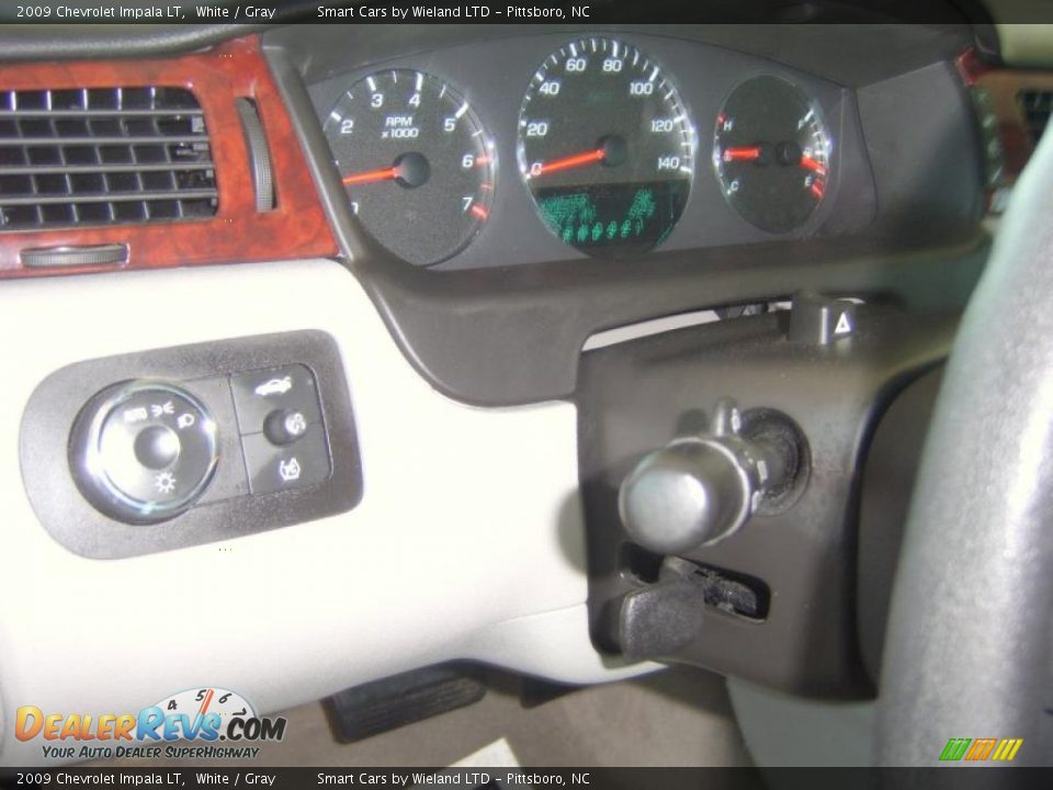 2009 Chevrolet Impala LT White / Gray Photo #18