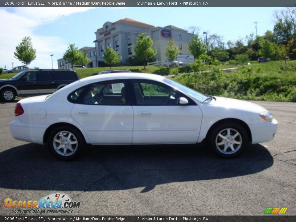2006 Ford Taurus SEL Vibrant White / Medium/Dark Pebble Beige Photo #2