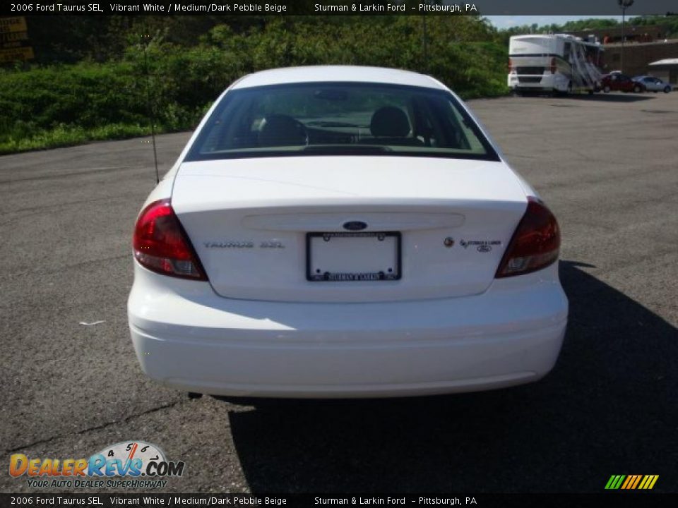 2006 Ford Taurus SEL Vibrant White / Medium/Dark Pebble Beige Photo #4