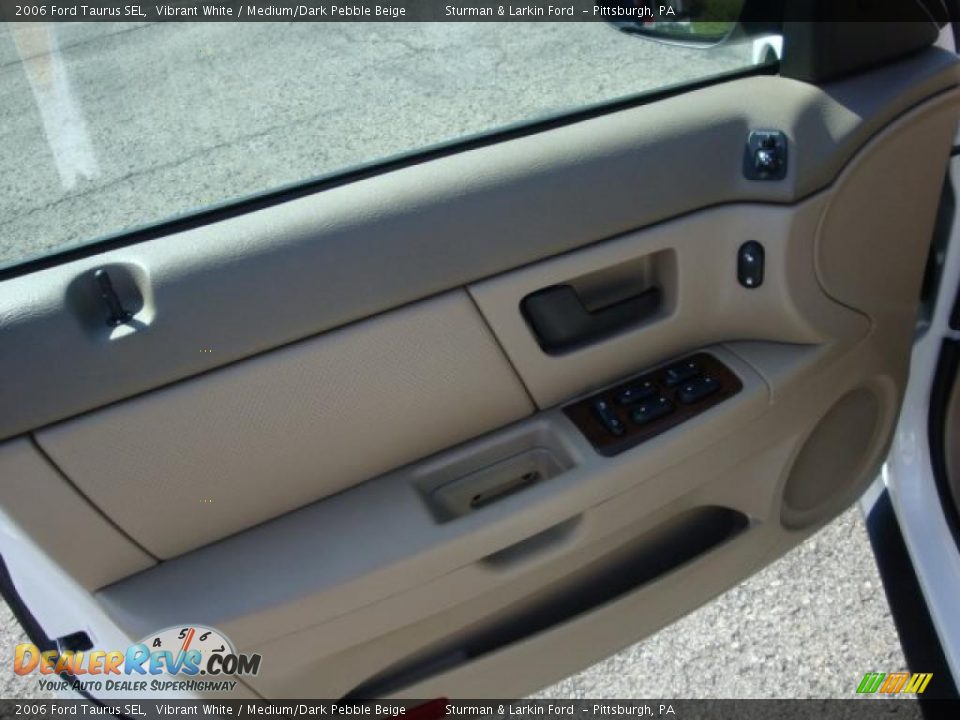 2006 Ford Taurus SEL Vibrant White / Medium/Dark Pebble Beige Photo #15