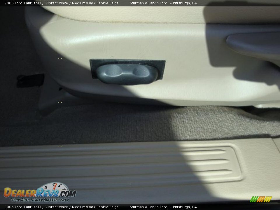 2006 Ford Taurus SEL Vibrant White / Medium/Dark Pebble Beige Photo #16