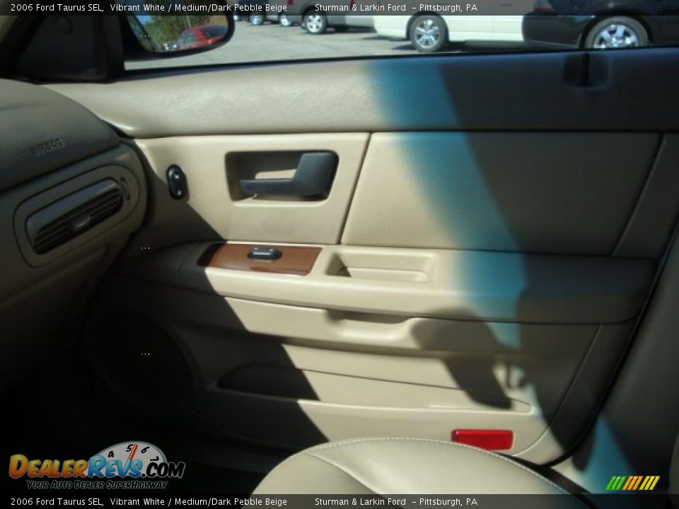 2006 Ford Taurus SEL Vibrant White / Medium/Dark Pebble Beige Photo #18