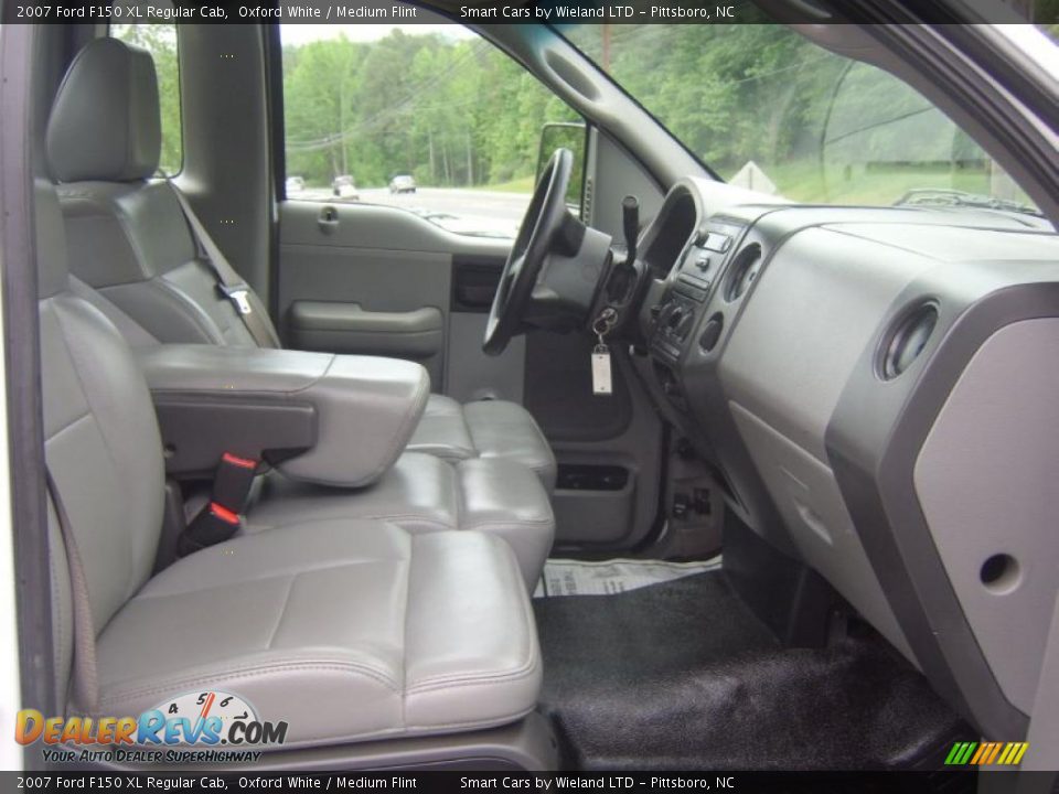 2007 Ford F150 XL Regular Cab Oxford White / Medium Flint Photo #12