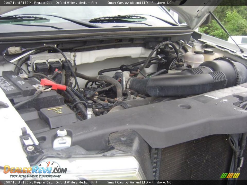 2007 Ford F150 XL Regular Cab Oxford White / Medium Flint Photo #19