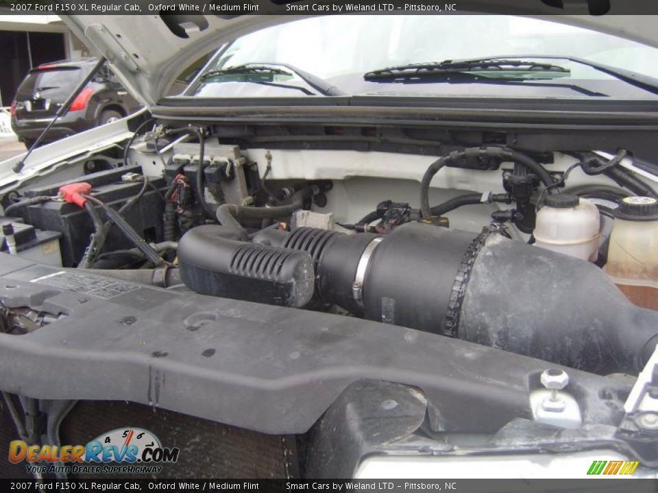 2007 Ford F150 XL Regular Cab Oxford White / Medium Flint Photo #20