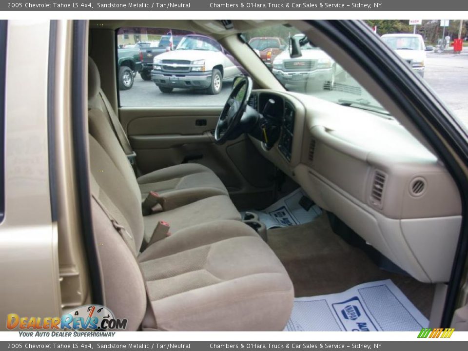 2005 Chevrolet Tahoe LS 4x4 Sandstone Metallic / Tan/Neutral Photo #17