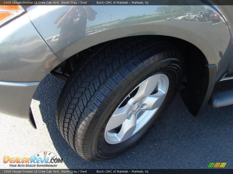 2006 Nissan Frontier LE Crew Cab 4x4 Storm Gray / Steel Photo #12
