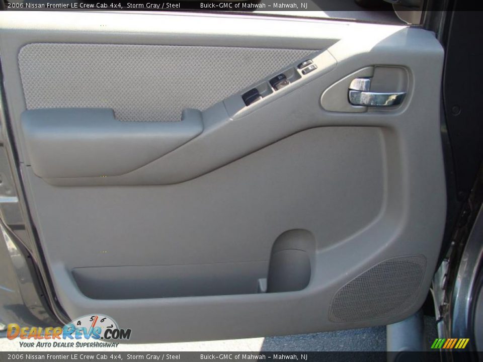 2006 Nissan Frontier LE Crew Cab 4x4 Storm Gray / Steel Photo #13