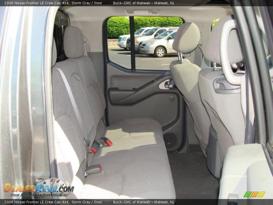 2006 Nissan Frontier LE Crew Cab 4x4 Storm Gray / Steel Photo #16