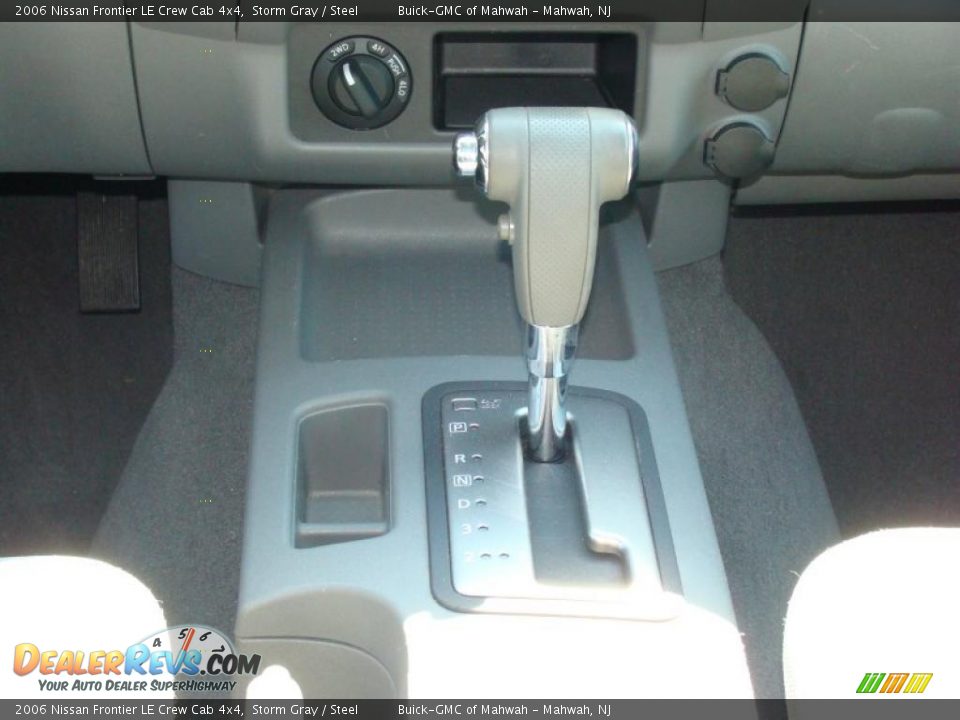 2006 Nissan Frontier LE Crew Cab 4x4 Storm Gray / Steel Photo #19
