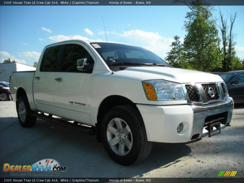 2005 Nissan Titan LE Crew Cab 4x4 White / Graphite/Titanium Photo #1