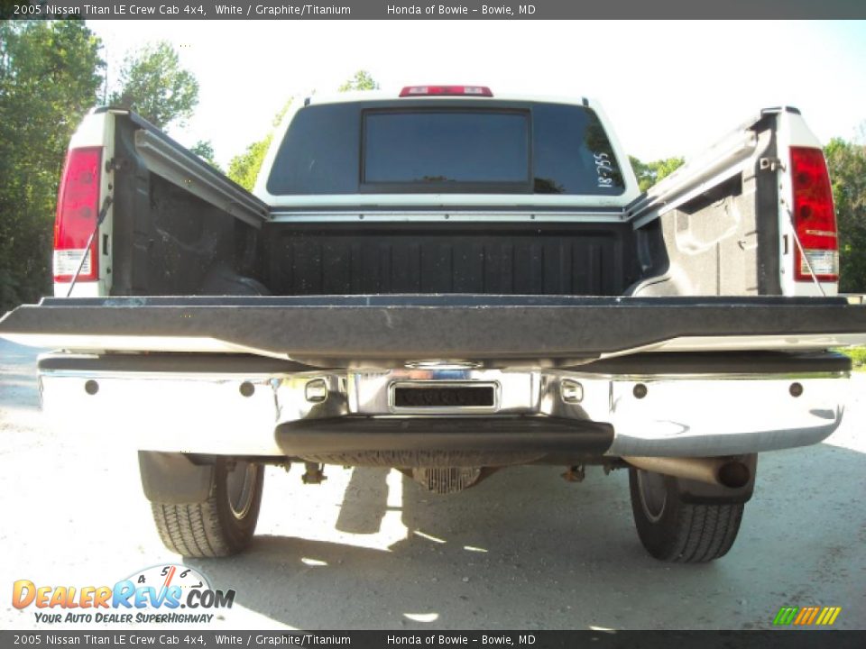 2005 Nissan Titan LE Crew Cab 4x4 White / Graphite/Titanium Photo #4