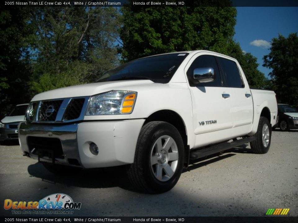 2005 Nissan Titan LE Crew Cab 4x4 White / Graphite/Titanium Photo #7