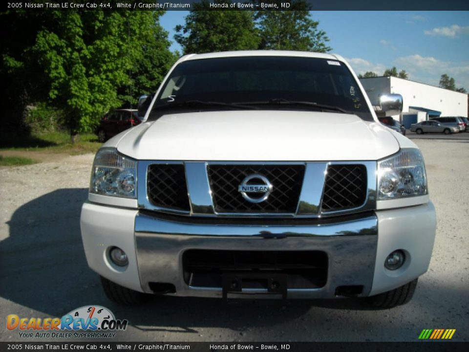 2005 Nissan Titan LE Crew Cab 4x4 White / Graphite/Titanium Photo #8