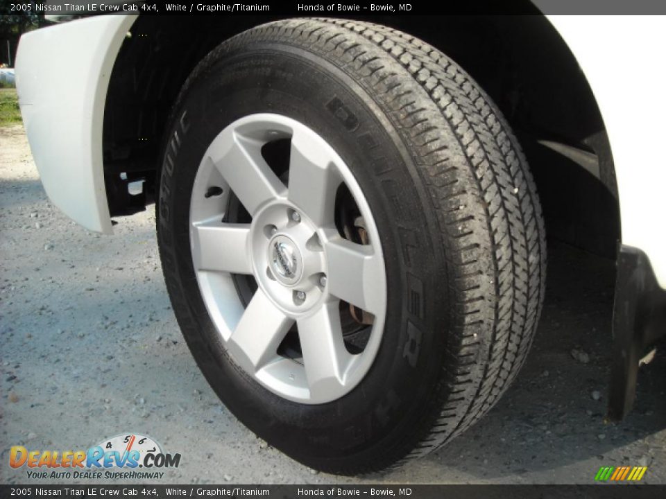 2005 Nissan Titan LE Crew Cab 4x4 White / Graphite/Titanium Photo #9