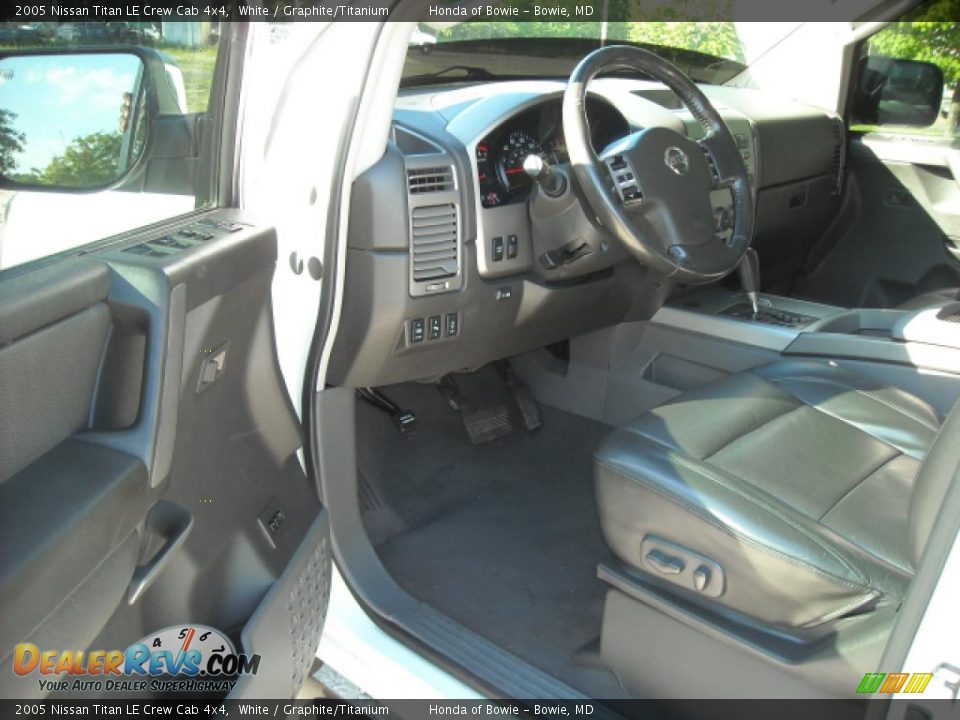 2005 Nissan Titan LE Crew Cab 4x4 White / Graphite/Titanium Photo #10