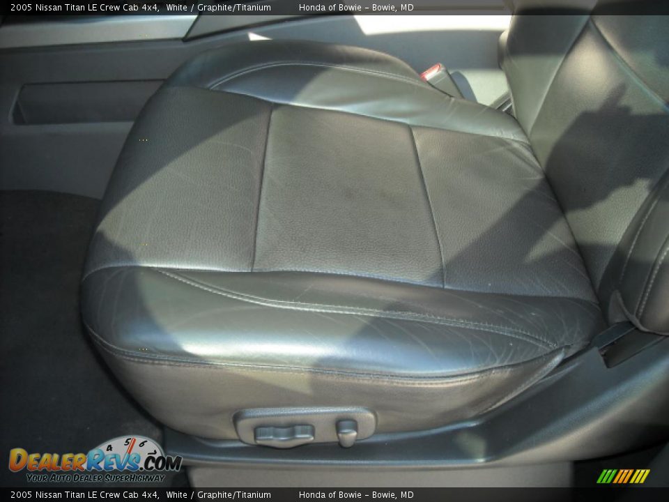 2005 Nissan Titan LE Crew Cab 4x4 White / Graphite/Titanium Photo #11