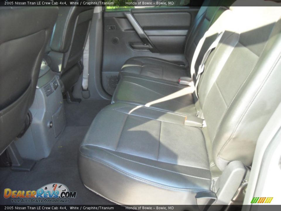 2005 Nissan Titan LE Crew Cab 4x4 White / Graphite/Titanium Photo #12