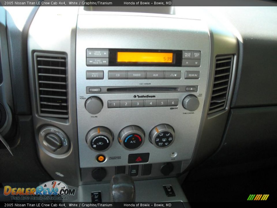 2005 Nissan Titan LE Crew Cab 4x4 White / Graphite/Titanium Photo #13