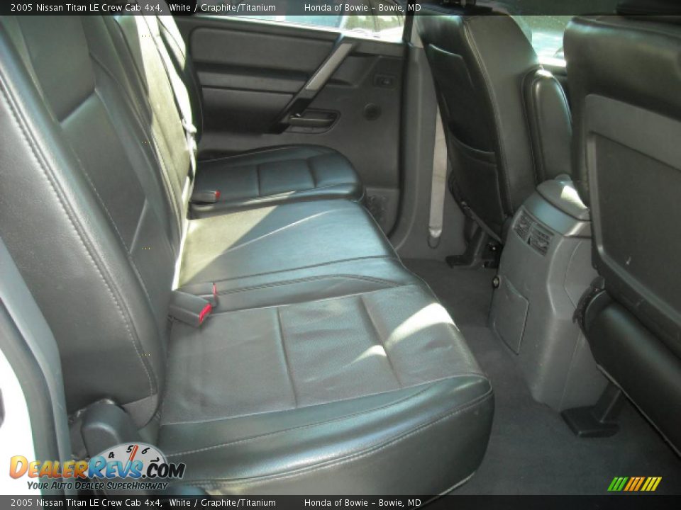 2005 Nissan Titan LE Crew Cab 4x4 White / Graphite/Titanium Photo #14