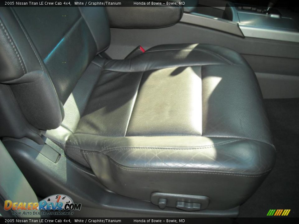 2005 Nissan Titan LE Crew Cab 4x4 White / Graphite/Titanium Photo #15