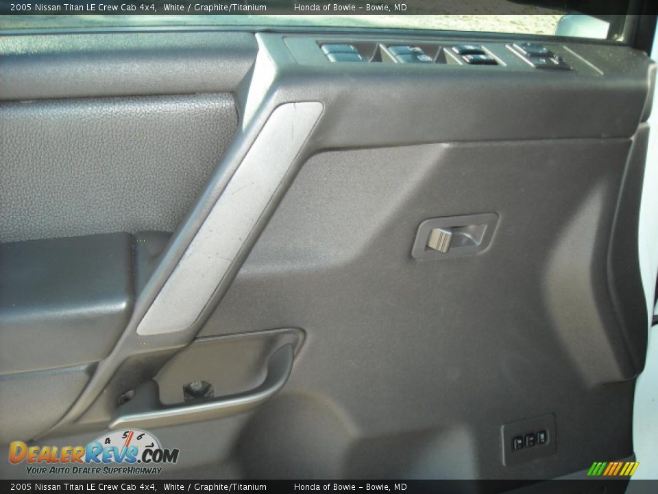 2005 Nissan Titan LE Crew Cab 4x4 White / Graphite/Titanium Photo #16
