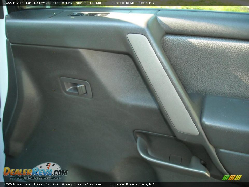 2005 Nissan Titan LE Crew Cab 4x4 White / Graphite/Titanium Photo #17