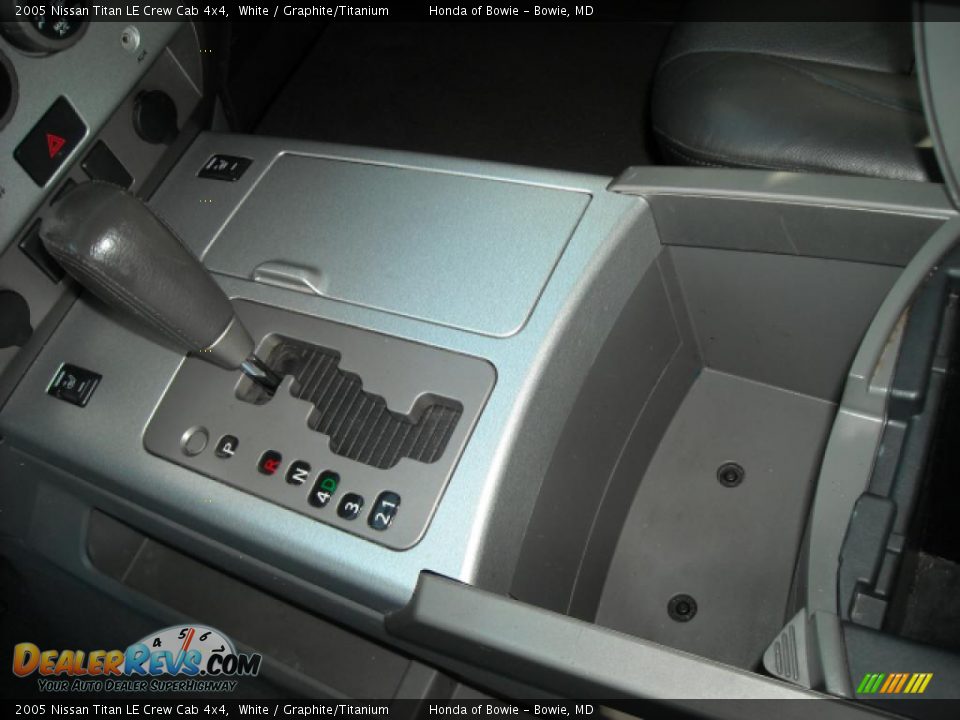2005 Nissan Titan LE Crew Cab 4x4 White / Graphite/Titanium Photo #19