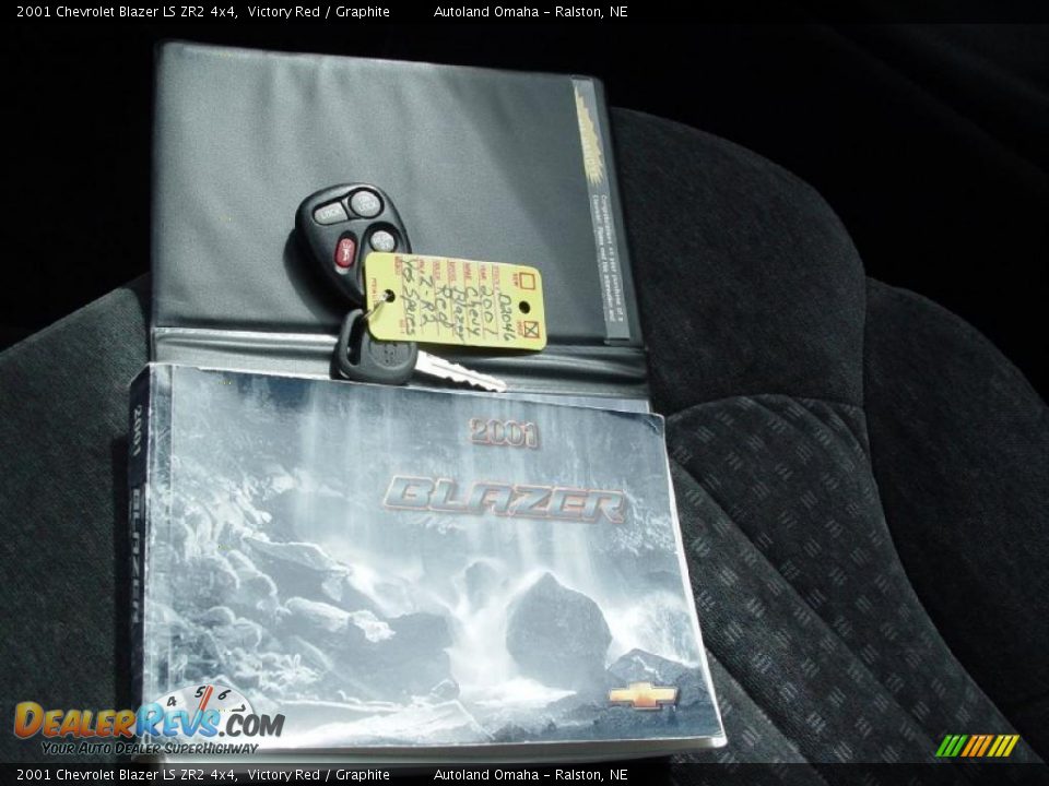 2001 Chevrolet Blazer LS ZR2 4x4 Victory Red / Graphite Photo #18