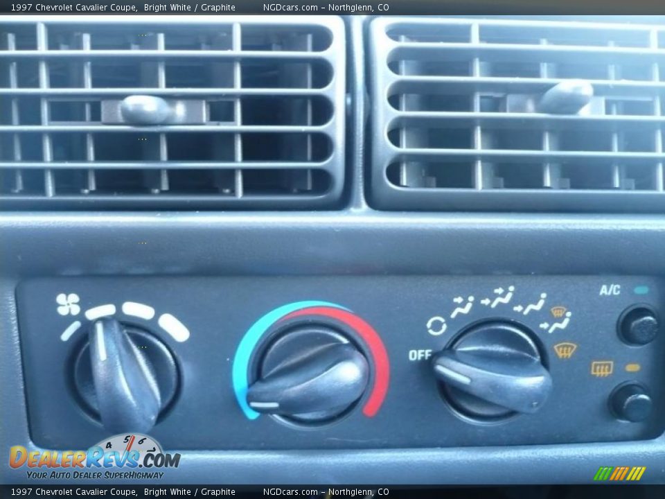 1997 Chevrolet Cavalier Coupe Bright White / Graphite Photo #15