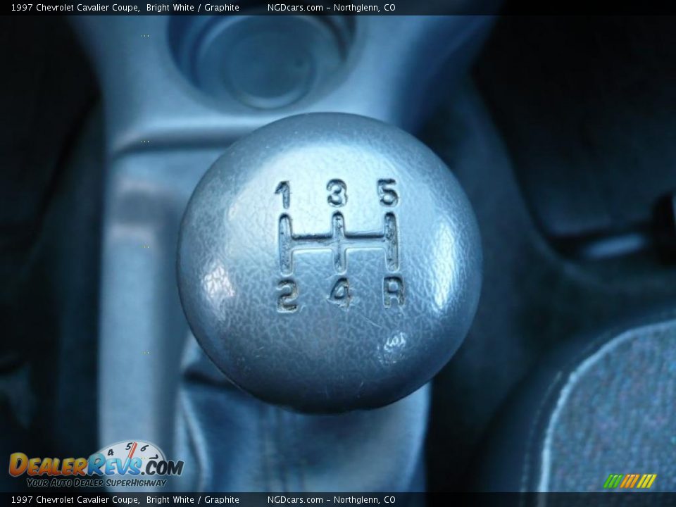 1997 Chevrolet Cavalier Coupe Bright White / Graphite Photo #16