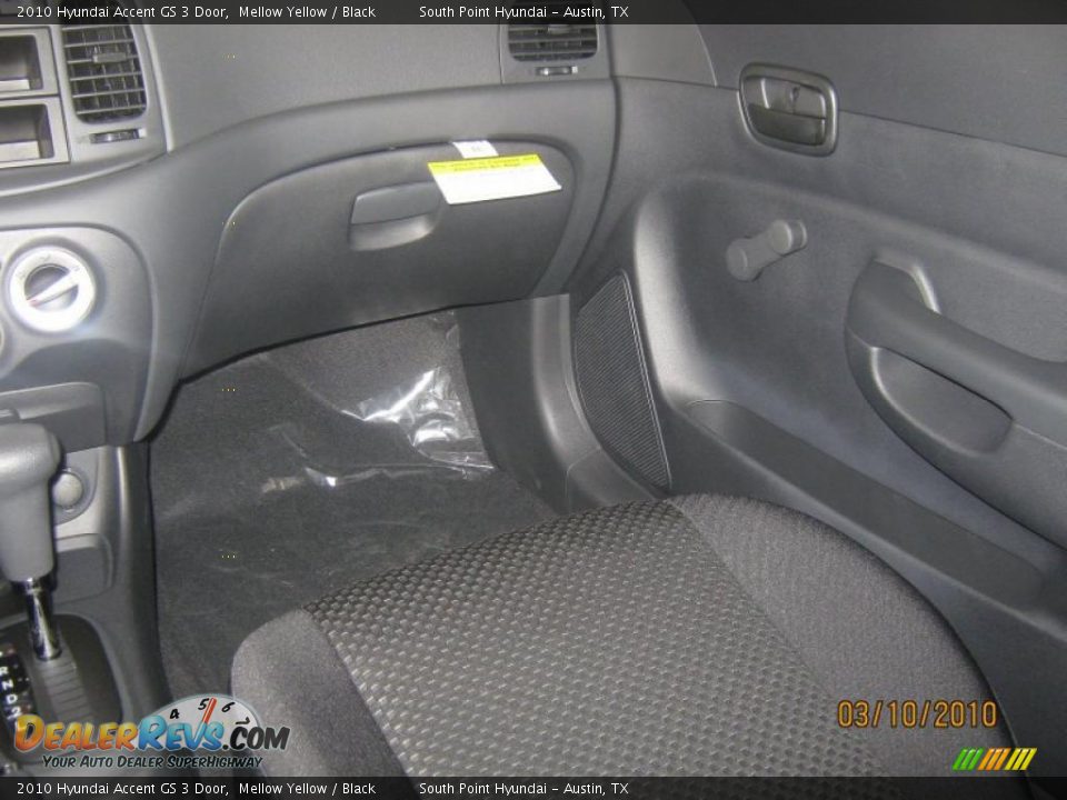 2010 Hyundai Accent GS 3 Door Mellow Yellow / Black Photo #7