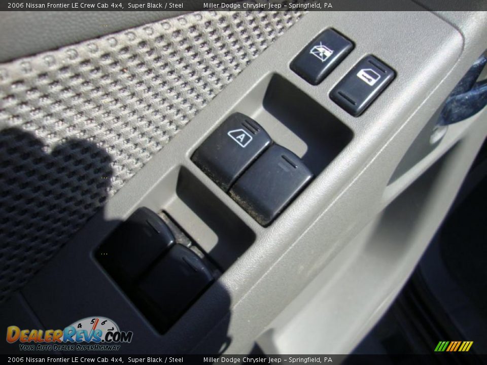 2006 Nissan Frontier LE Crew Cab 4x4 Super Black / Steel Photo #15