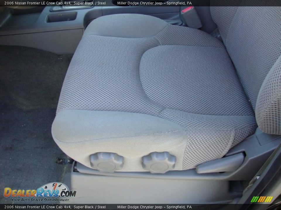 2006 Nissan Frontier LE Crew Cab 4x4 Super Black / Steel Photo #16