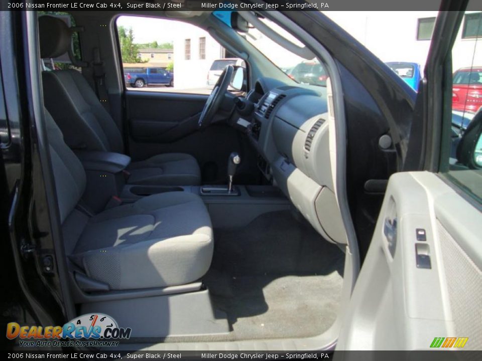 2006 Nissan Frontier LE Crew Cab 4x4 Super Black / Steel Photo #21