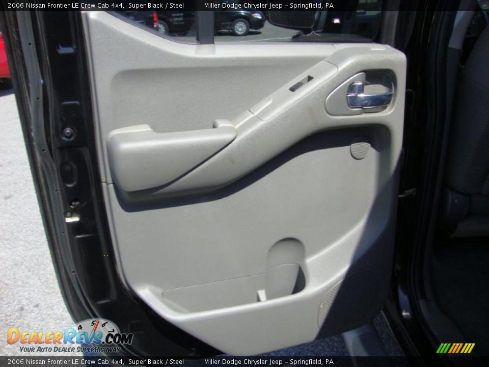 2006 Nissan Frontier LE Crew Cab 4x4 Super Black / Steel Photo #24