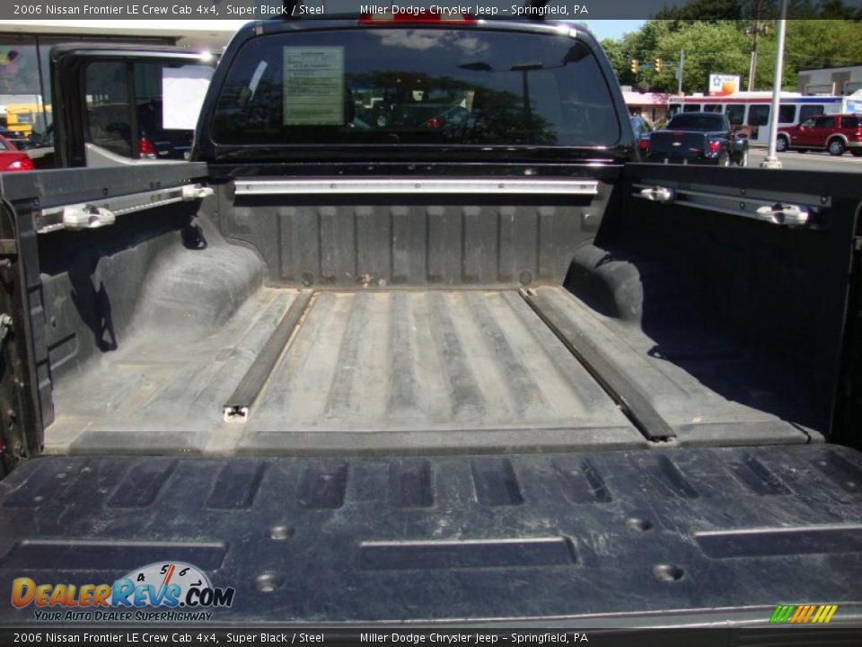 2006 Nissan Frontier LE Crew Cab 4x4 Super Black / Steel Photo #25