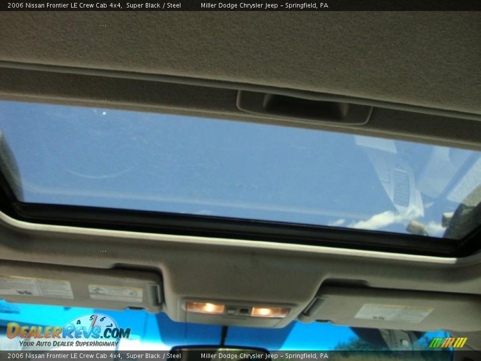 2006 Nissan Frontier LE Crew Cab 4x4 Super Black / Steel Photo #26