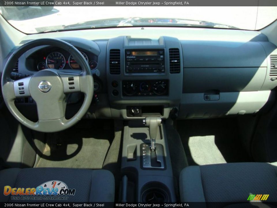 2006 Nissan Frontier LE Crew Cab 4x4 Super Black / Steel Photo #27